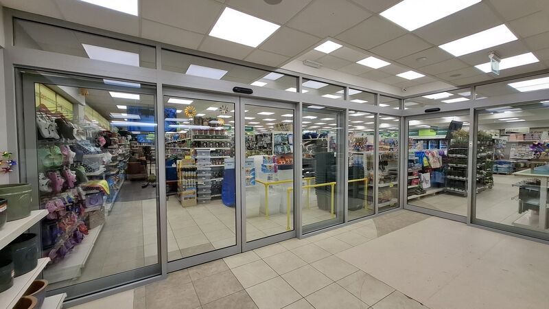 Automatic glazed entrance and lobby installed by Azul at Yorkshire Trading Company, Garstang